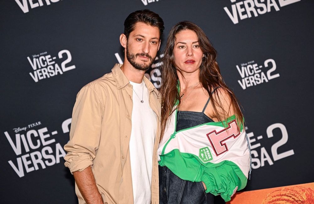 Pierre Niney évoque avec humour ses « engueulades en anglais » avec Natasha Andrews
