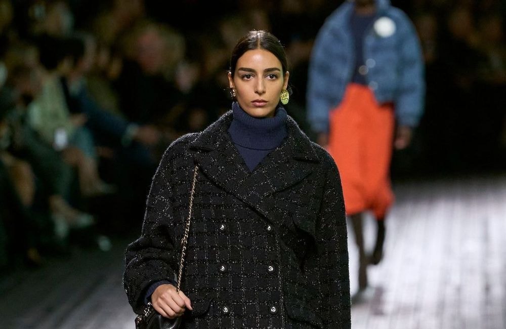 Chic et sophistiqué : le caban est le manteau phare des adeptes du quiet luxury