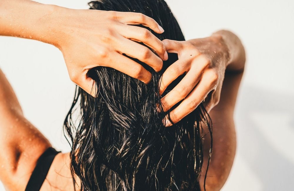 Shampoing violet ou bleu : lequel choisir selon sa coloration ?