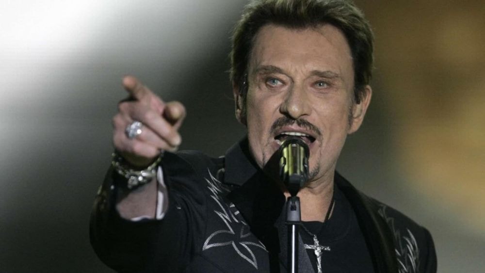 "C’est la seule fois que je l’ai vu pleurer" : après l’attentat du Bataclan du 13 novembre, un ami de Johnny Hallyday dévoile la décision radicale prise par le rocker