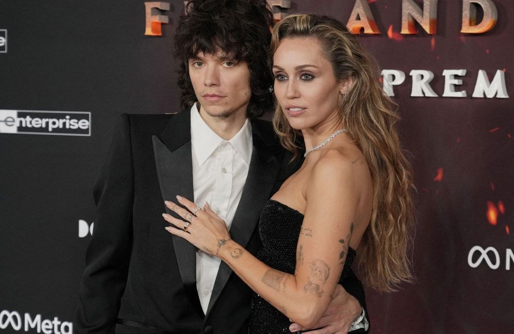Miley Cyrus, Dua Lipa… Pourquoi toutes les stars sont fans de cette bague de fiançailles ?