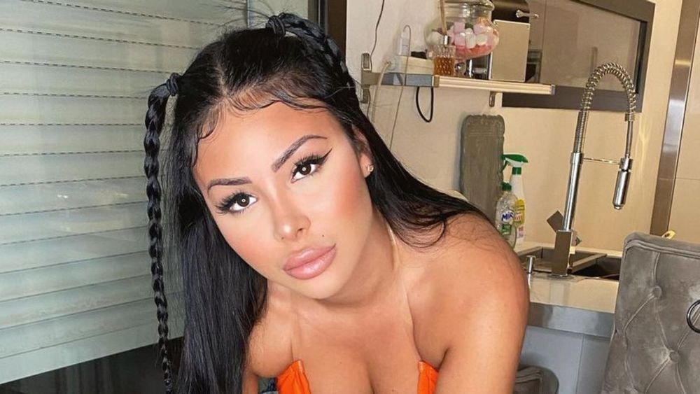 Maeva Ghennam : elle connait des secrets qui pourraient détruire la vie de Carla Moreau