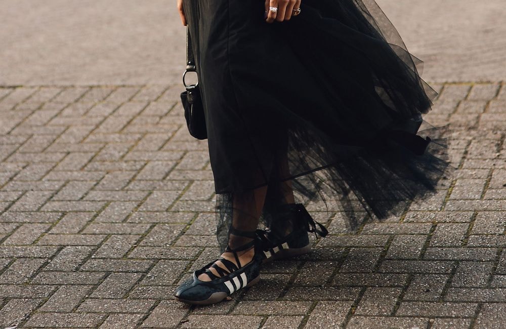 Mi ballerine, mi basket, cette chaussure controversée voit son nombre de recherches bondir de +483 %