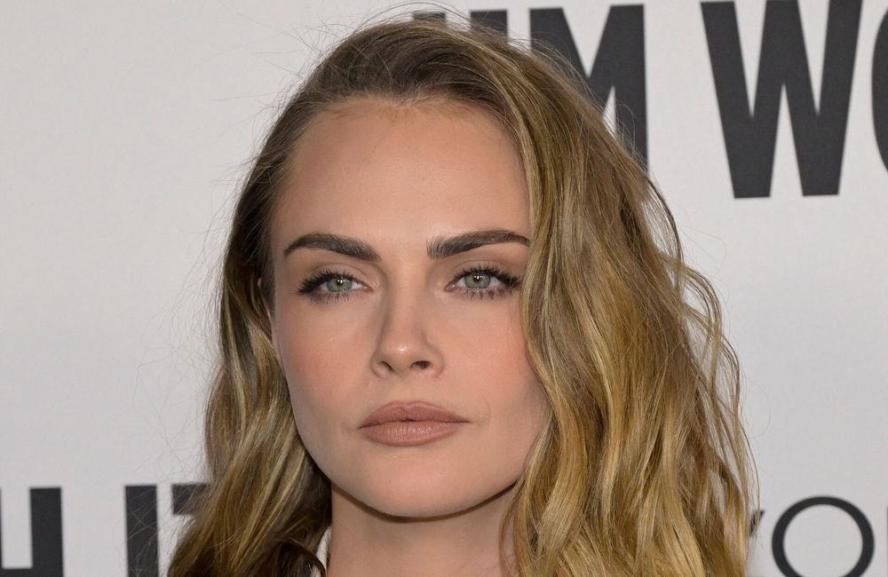 Méconnaissable, Cara Delevingne est le sosie de ce célèbre chanteur