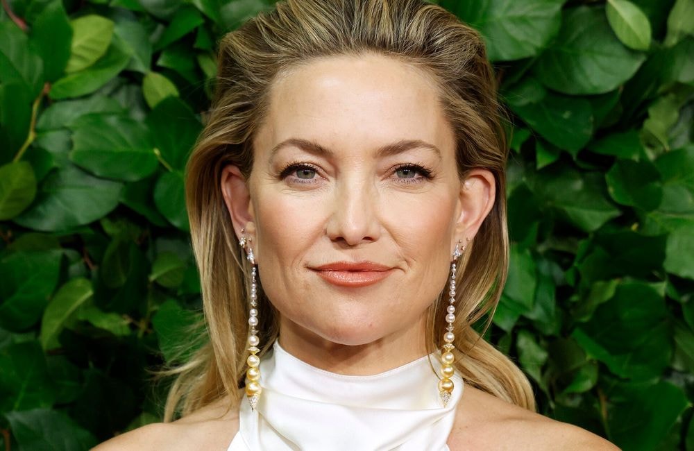 À 46 ans, Kate Hudson révèle son geste anti-rides pour préserver la jeunesse du décolleté