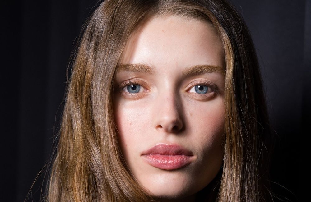 Mettre de l’huile sous son concealer, la nouvelle astuce TikTok qui divise
