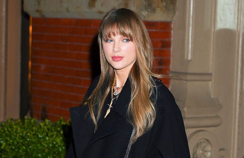 Taylor Swift troque son blond iconique pour un carré brun façon 90’s (et on adore)