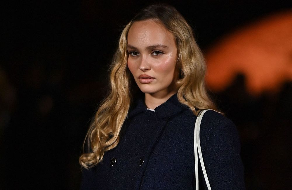 « Ma mère fait toujours de belles associations » : la minute mode de Lily-Rose Depp