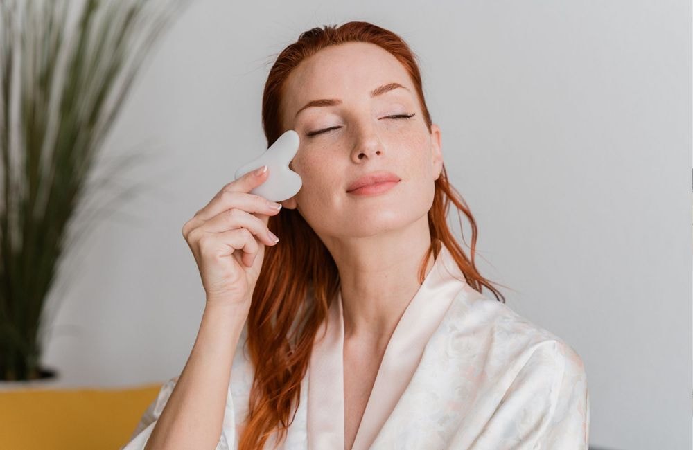 L’astuce insolite (et économique) pour masser son visage quand on a pas d’outils sous la main
