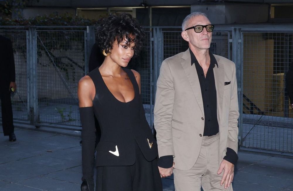 Vincent Cassel et Narah Baptista, duo complice et élégant au défilé Schiaparelli
