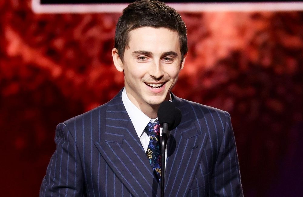 Et soudain, Timothée Chalamet rompt avec ses codes stylistiques