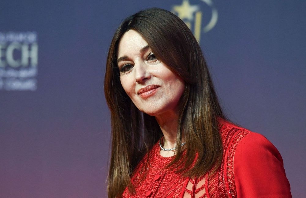 Monica Bellucci : icône glamour et sensuelle en robe plumetis transparente