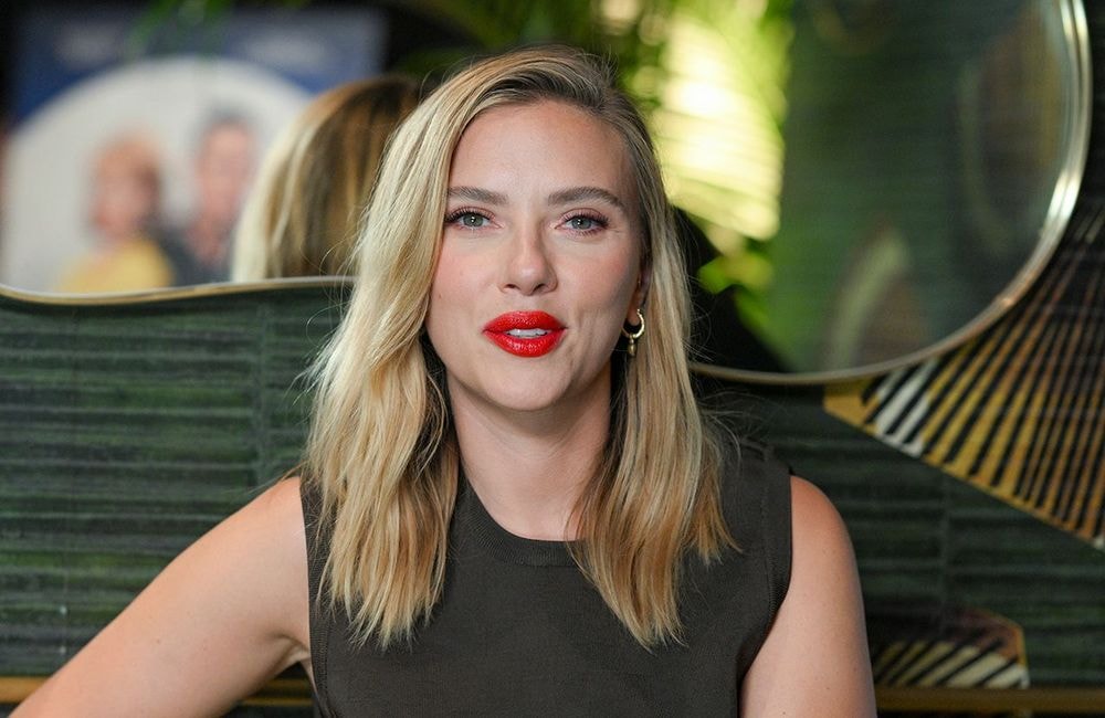 À Madrid, Scarlett Johansson affiche un maquillage des plus glamours