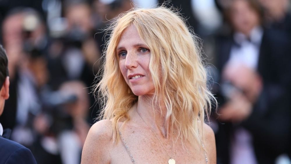 Entre deux tournages, Sandrine Kiberlain (57 ans) ouvre les portes de son appartement parisien dans lequel elle aime "passer du temps"
