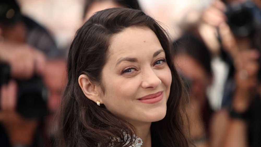 Marion Cotillard (50 ans) joue les pin-up en tenue d'Eve, elle assume sa nudité parée d'un diamant XXL