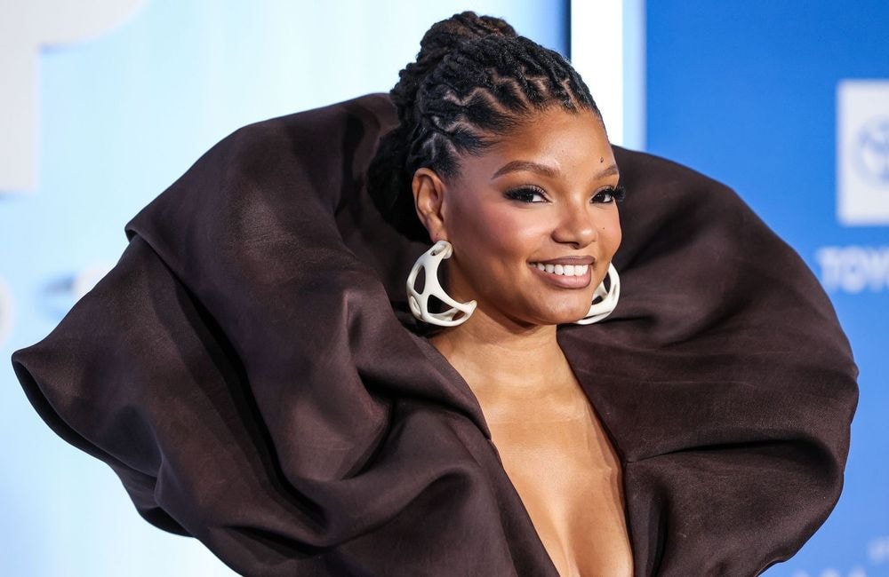 Halle Bailey évoque l’impact de la maternité dans sa carrière : « C’est une source d'inspiration formidable »