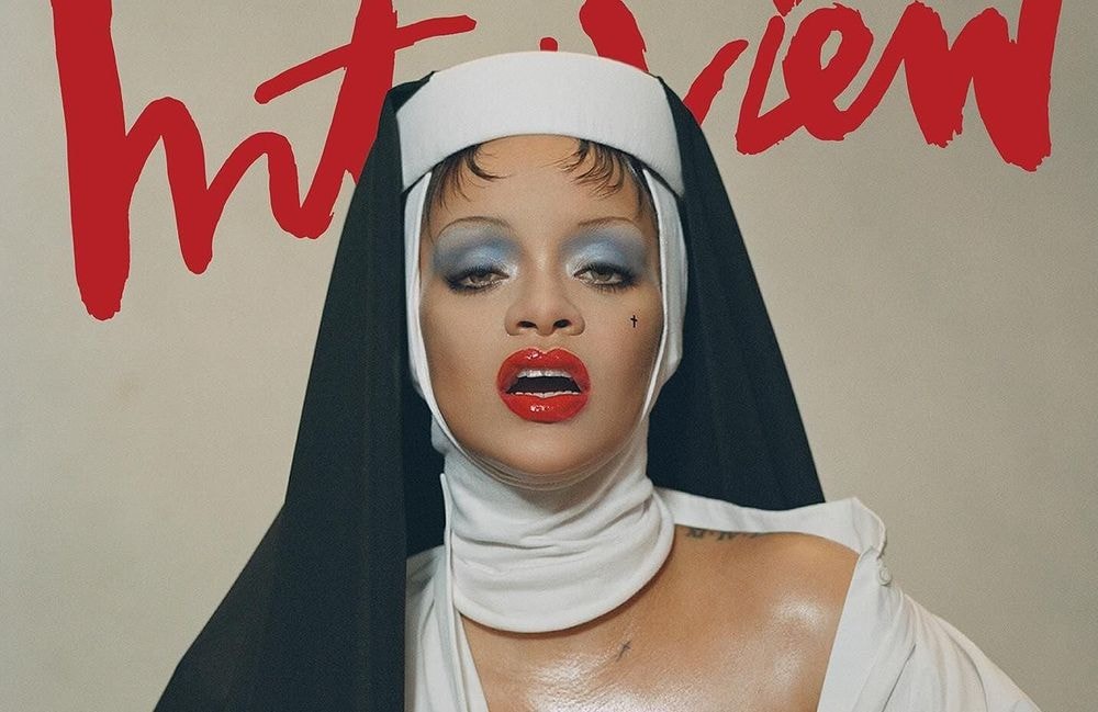 Décolleté profond et bouche laquée : Rihanna réinterprète l’image de la religieuse