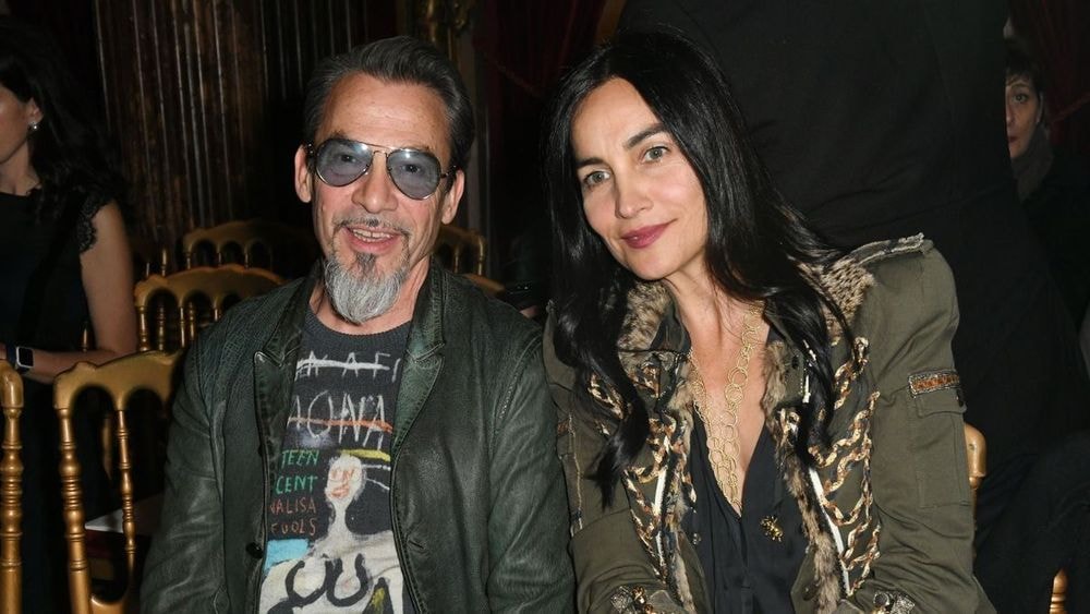 Azucena, femme de Florent Pagny dézippe son perfecto en cuir et dévoile son décolleté