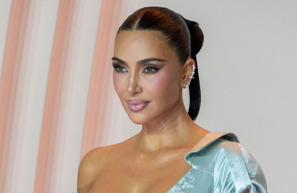 Chignon graphique et racines tirées : pour ses 45 ans, Kim Kardashian mise sur une coiffure sculpturale