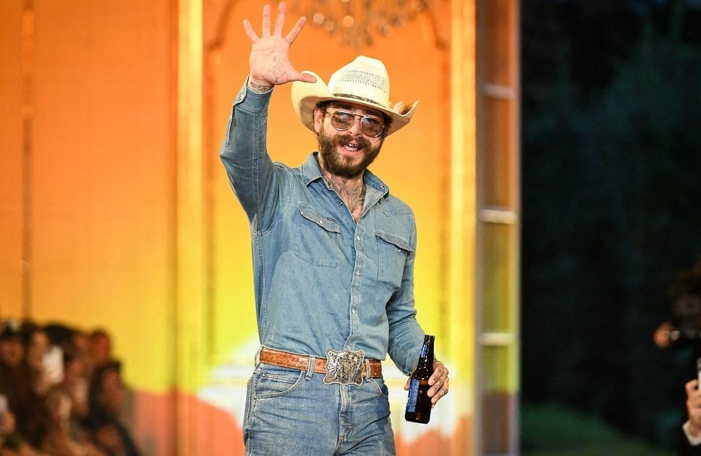 Qui est Post Malone, le cow-boy de la pop qui a organisé le défilé de mode à Paris dont tout le monde parle sur les réseaux ?
