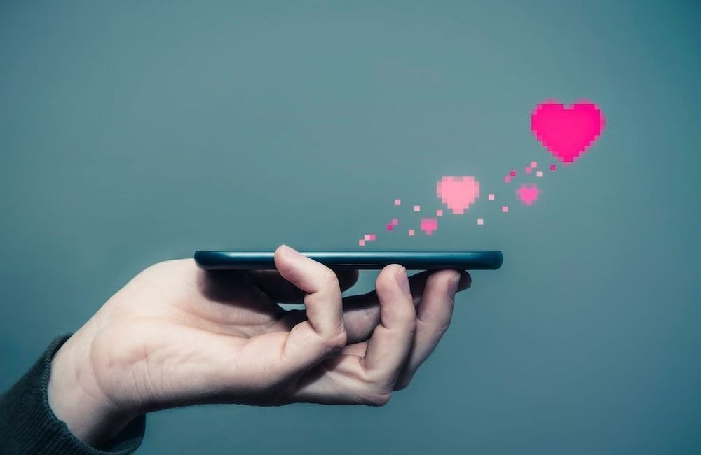 Qu’est-ce que le « chatfishing », cette nouvelle arnaque amoureuse à l’ère de l’IA ?