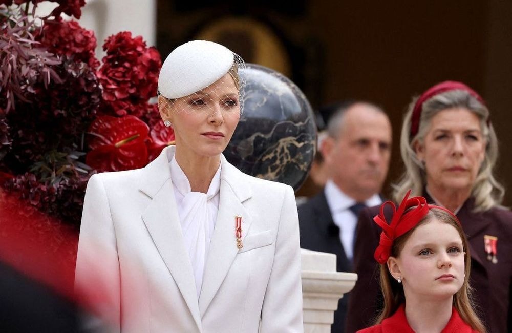 En tailleur immaculé, Charlène de Monaco revisite le look monochrome