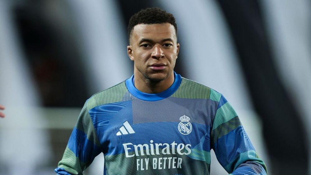 En couple avec Ester Exposito, Kylian Mbappé s’affiche très proche d'un célèbre cuisinier : un baiser inattendu enflamme la Toile