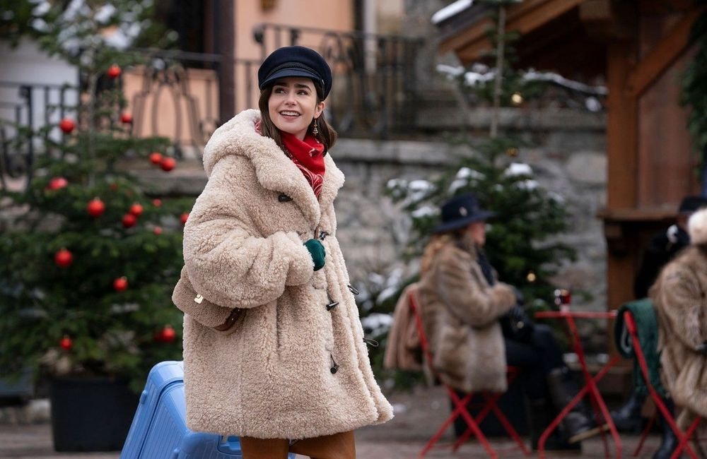 Ce chapeau élégant repéré dans « Emily in Paris » est signé d’une marque française