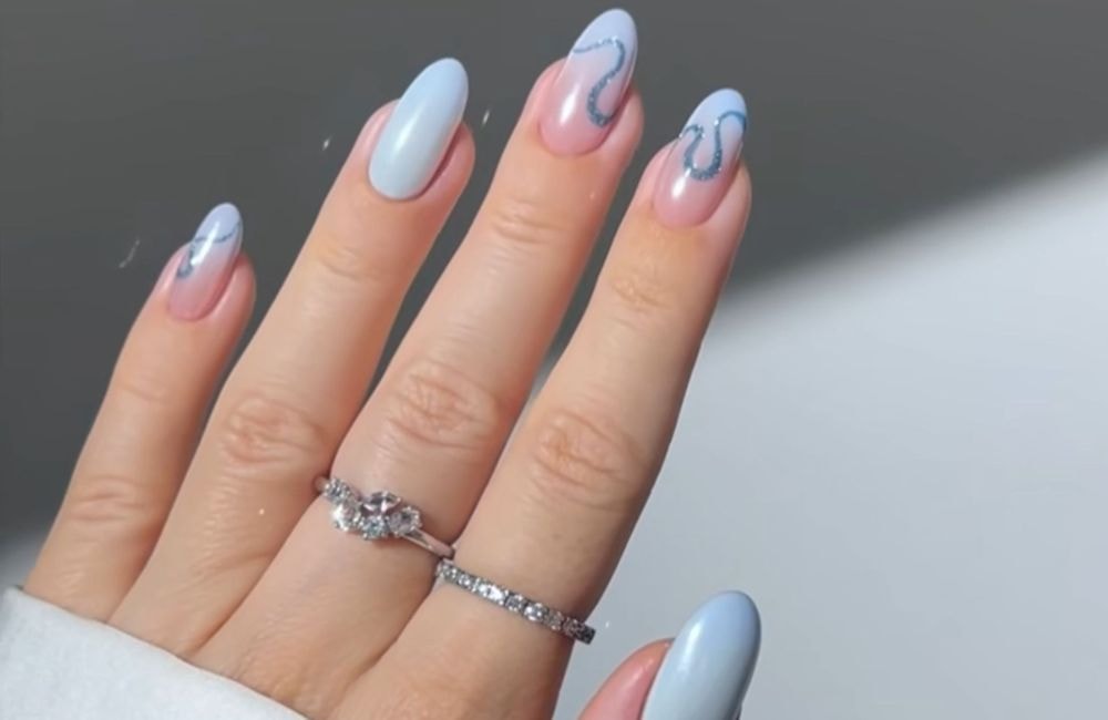 «Icy blue sparkles» : la manucure qui rafraîchit les chaudes journées d’été