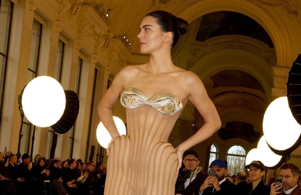 ELLE Debriefe – Fashion Week Jour 1 : Kendall Jenner donne de l’attitude sur le podium Schiaparelli