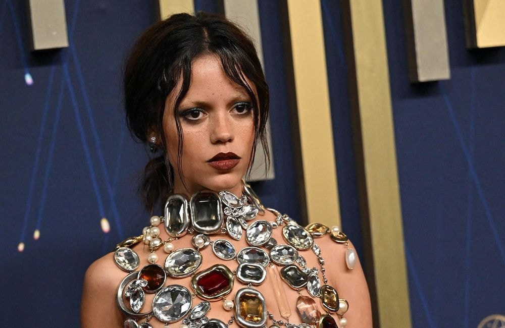 « Imaginez cela sur vos épaules » : le styliste de Jenna Ortega révèle le poids impressionnant de son top Givenchy porté aux Emmy Awards