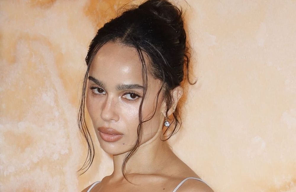 Coiffure d’été : Zoë Kravitz succombe à l’accessoire mode le plus en vogue de la saison (et c’est canon)