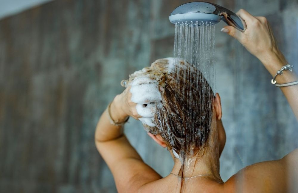 Ces erreurs à ne plus commettre lorsqu’on se lave les cheveux