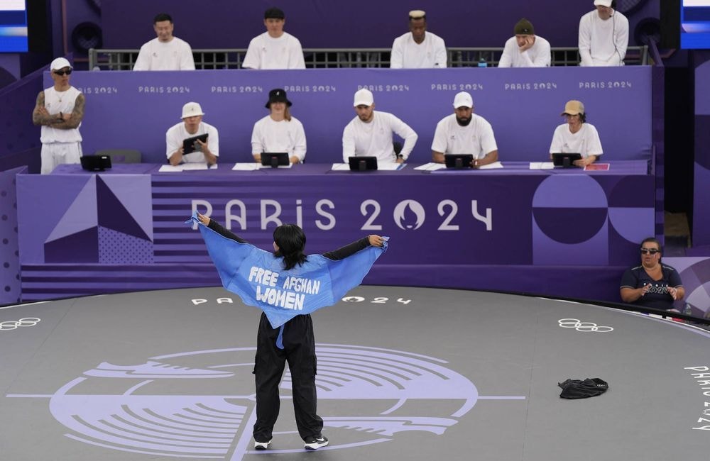 « D’une burqa, elles peuvent faire des ailes »… B-girl Talash explique le message aux Afghanes aux JO 2024