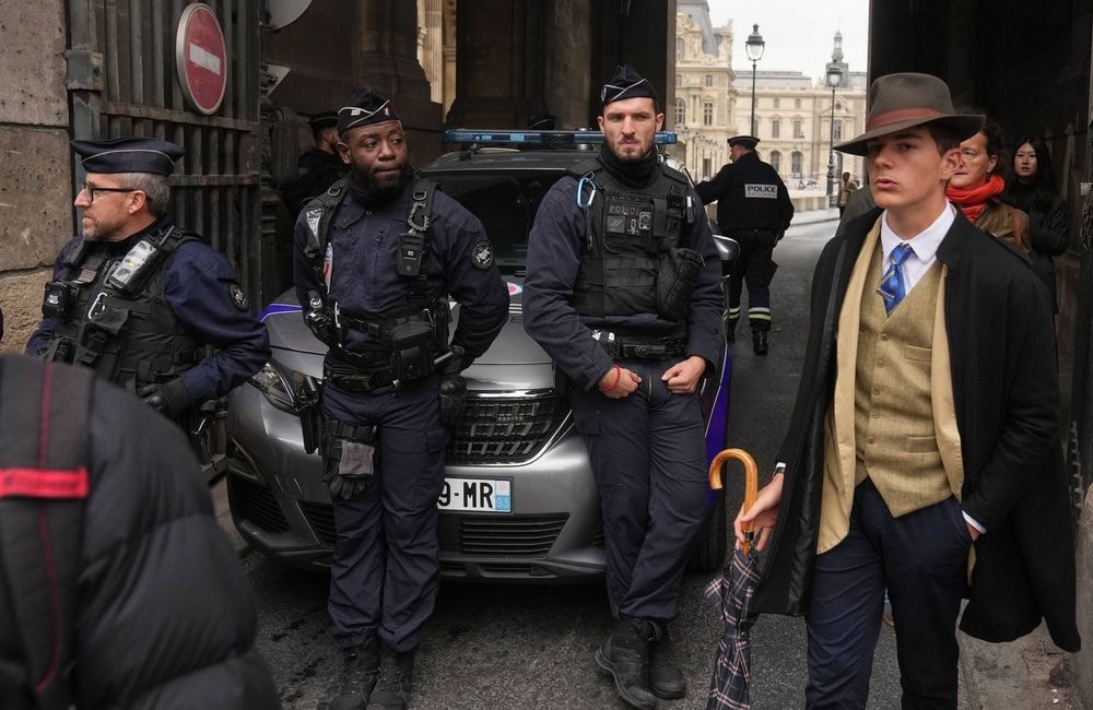 Le « French detective » du Louvre : vraie photo ou image générée par IA ?