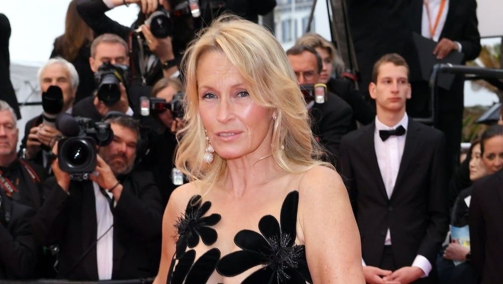 Estelle Lefébure (58 ans) balance sur sa vie intime avec David Hallyday : "C'était gênant"
