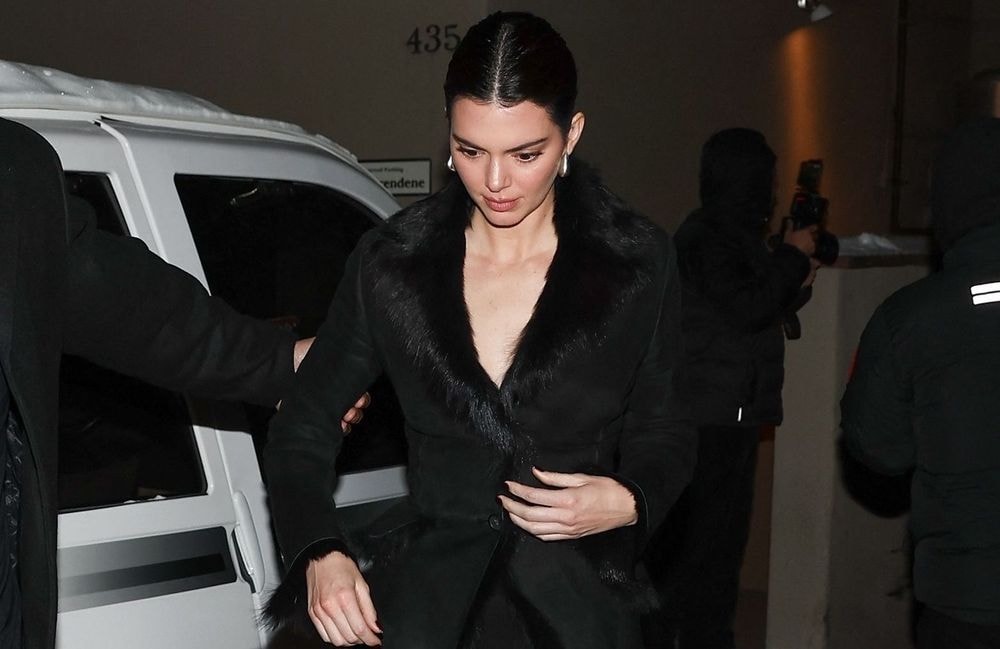 En Gucci vintage, Kendall Jenner fait la part belle à la mode nineties