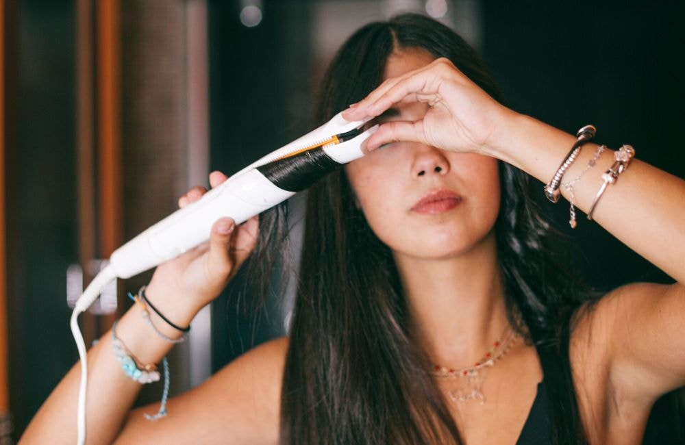Lisser ses cheveux sans les abîmer : les 5 erreurs que vous faites probablement (sans le savoir)