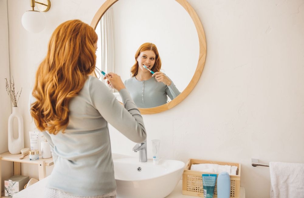 Cet ingrédient bien connu des routines capillaires pourrait réparer l’émail de vos dents