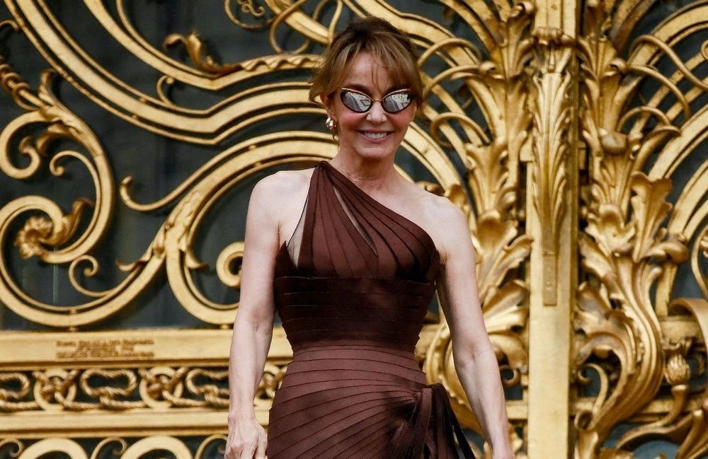 Bustier et gants en tulle : l’apparition théâtrale de Philippine Leroy-Beaulieu au défilé Maison Margiela