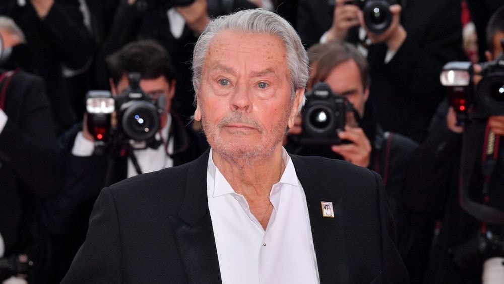 Mort d'Alain Delon : Hiromi Rollin fait des révélations chocs, "Il me faisait du chantage...