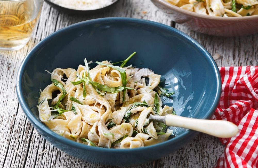 Crémeuse et ultra simple : cette recette de poireaux façon carbonara remplace mes pâtes du dimanche soir