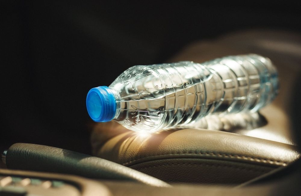 Pourquoi il ne faut jamais boire une bouteille d'eau oubliée dans sa voiture