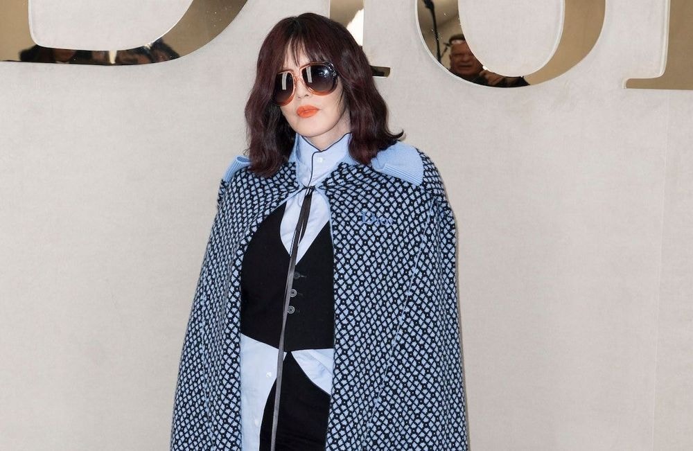 Isabelle Adjani change de couleur de cheveux et confirme la coloration tendance de l’automne
