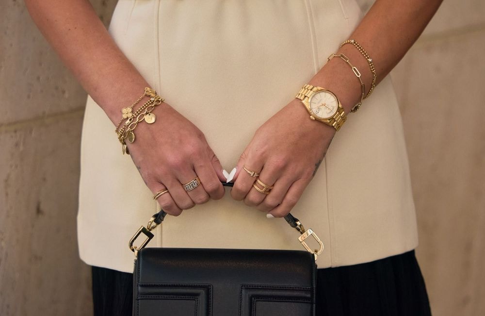 Ces bracelets très populaires au début des années 2000 font leur retour dans les tendances