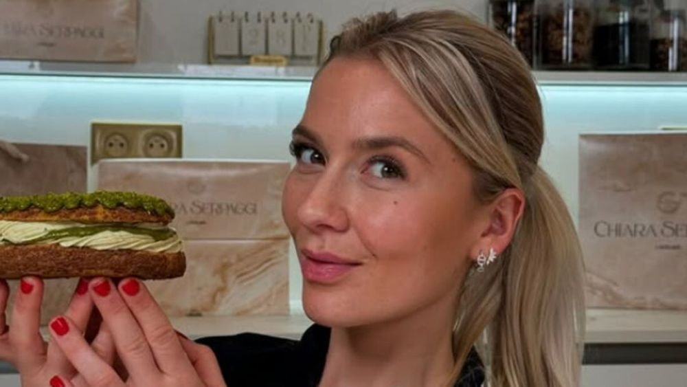 Chiara Serpaggi (Meilleure boulangerie de France) en bikini immaculé, elle joue les naïades sur son "île" paradisiaque