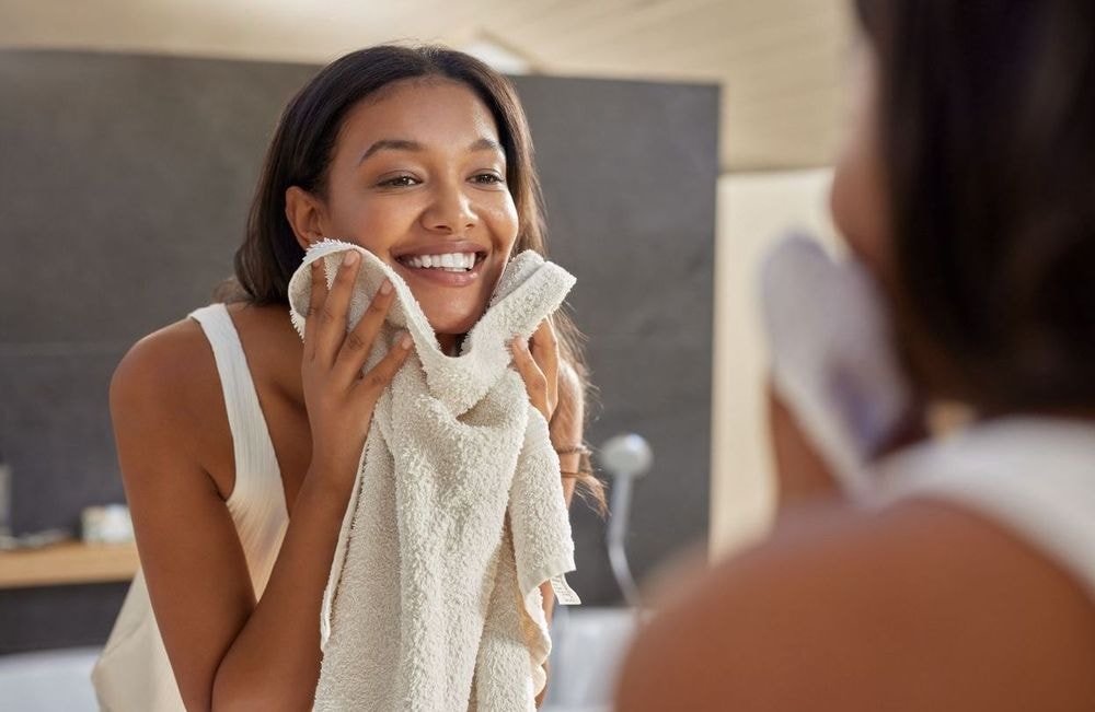 Pourquoi ne faut-il jamais utiliser la même serviette pour le corps et le visage, selon les dermatologues
