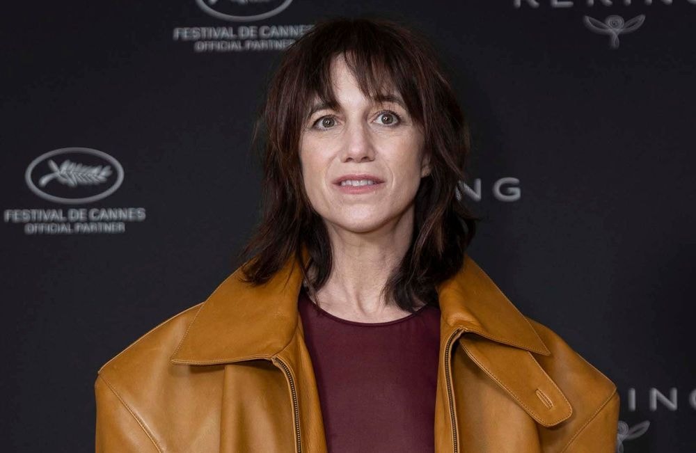 Charlotte Gainsbourg revient à la musique avec un clip par Anthony Vaccarello et Saint Laurent