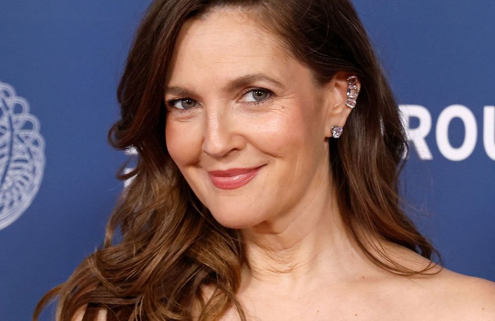 Drew Barrymore, 50 ans, s’affiche sans maquillage : « Là où la vraie magie commence »