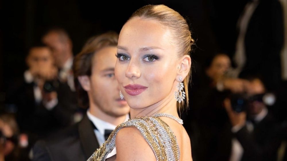 Ester Expósito divine dans sa robe au ras des cuisses, la chérie de Kylian Mbappé fait tourner les têtes avec sa renversante silhouette